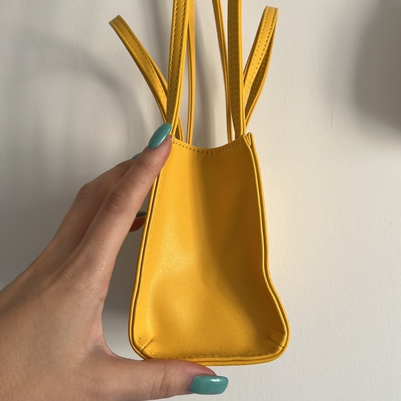 small yellow shopping bag - Picture 2 of 5